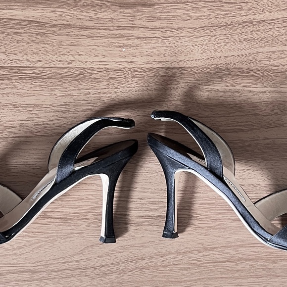 Manolo Blahnik Satin black criss-cross sandal - Picture 2 of 12